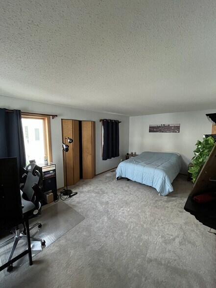 Master Bedroom - 3055 Lake Shore Dr