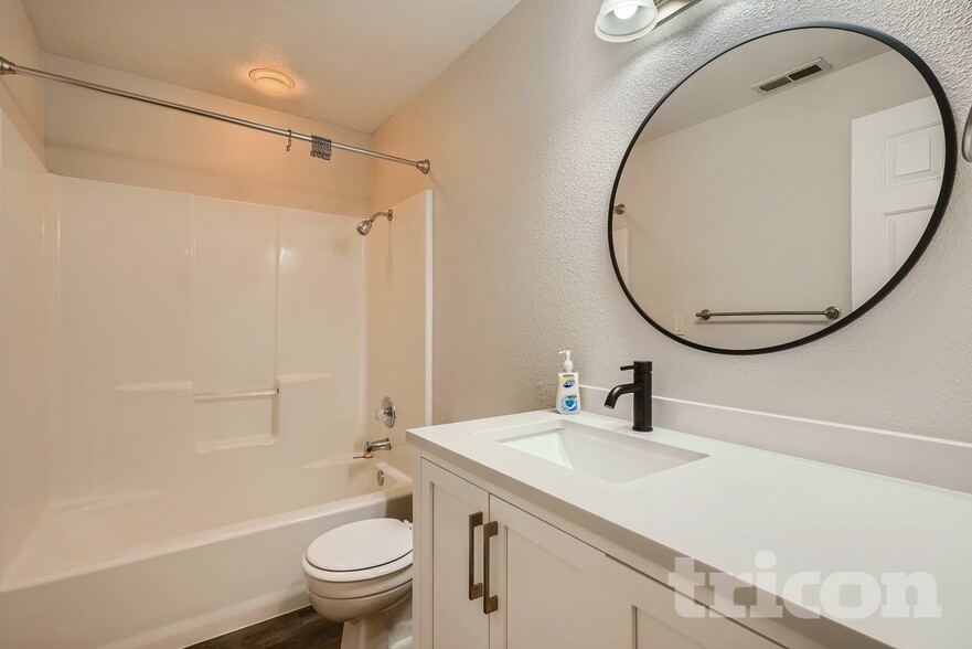 Building Photo - 13806 NE 47th St