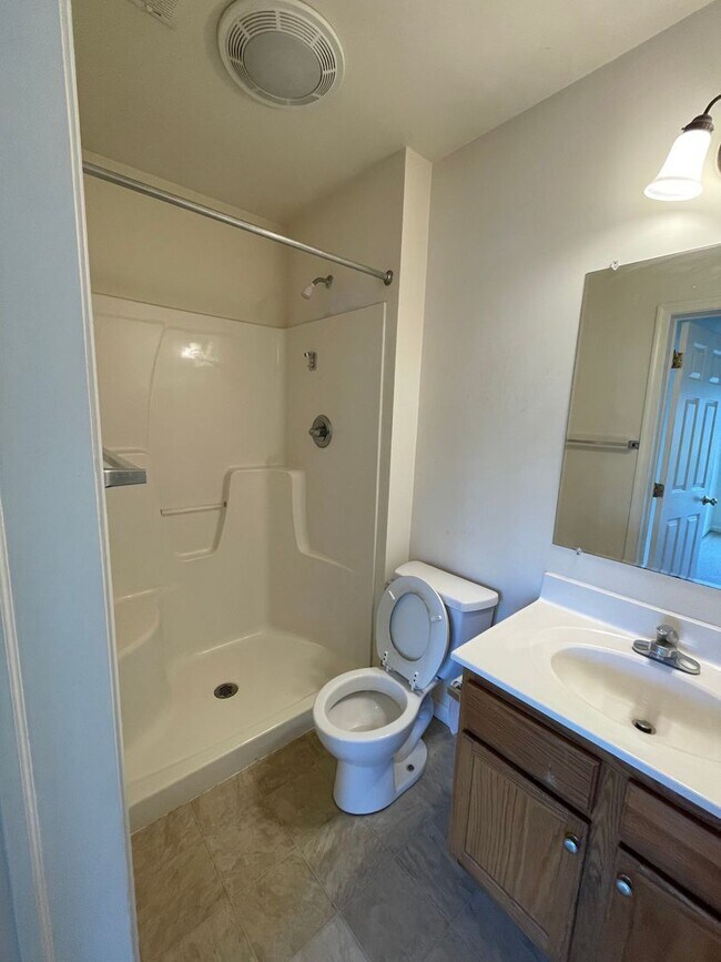Building Photo - 3 Bed 2 Bath Townhouse In Mountville For Rent!