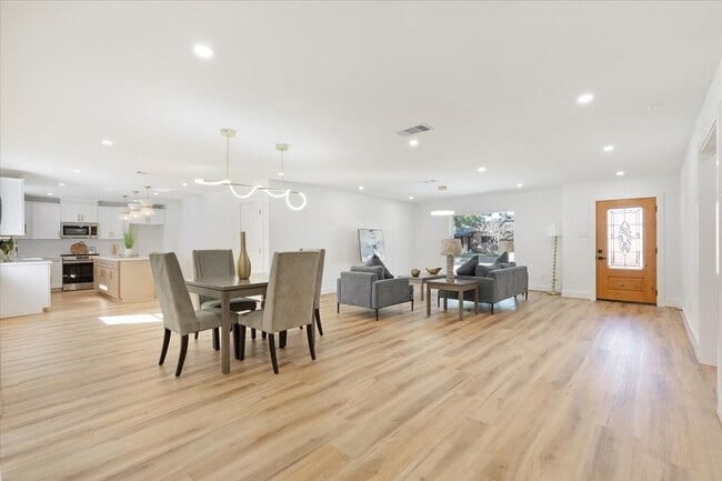 Building Photo - 9603 Emnora Ln