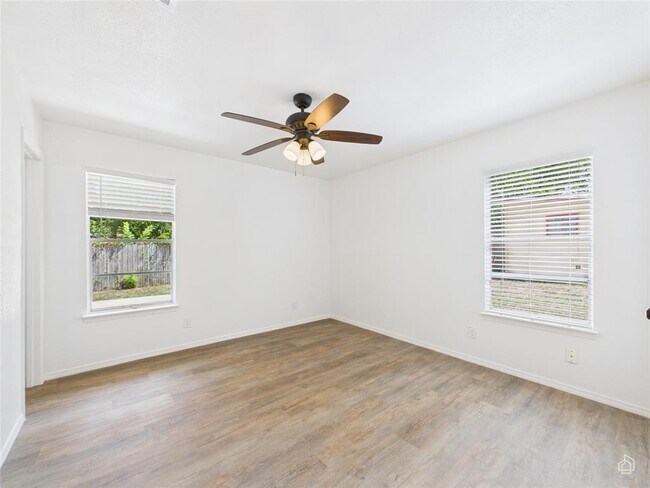Building Photo - 5809 Glenhollow Path