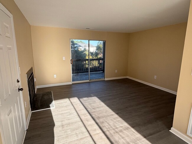 Building Photo - 1 BED 1 BATH UNIT ON 2ND FLOOR IN MYRTLE G...