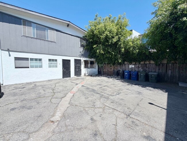 Building Photo - 362 N San Vicente Blvd
