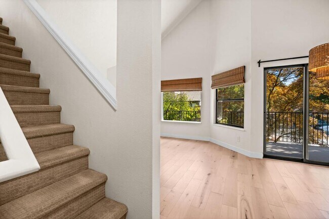 Building Photo - Stylish Lake Oswego 1 Bedroom Condo with Loft — Walk to Shops & Parks