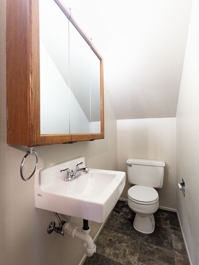 Building Photo - Great 2-Story, 2-Bedroom, 1.5-Bath Duplex In Springfield!