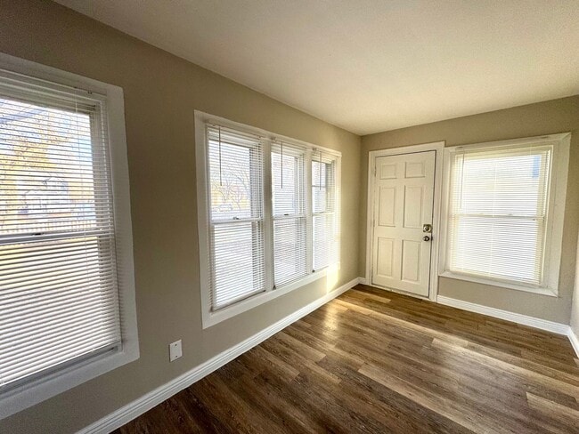 Building Photo - Beautiful 3 bedroom, 1 bath single family home with large fenced yard/ Garage /Central AC / Appli...