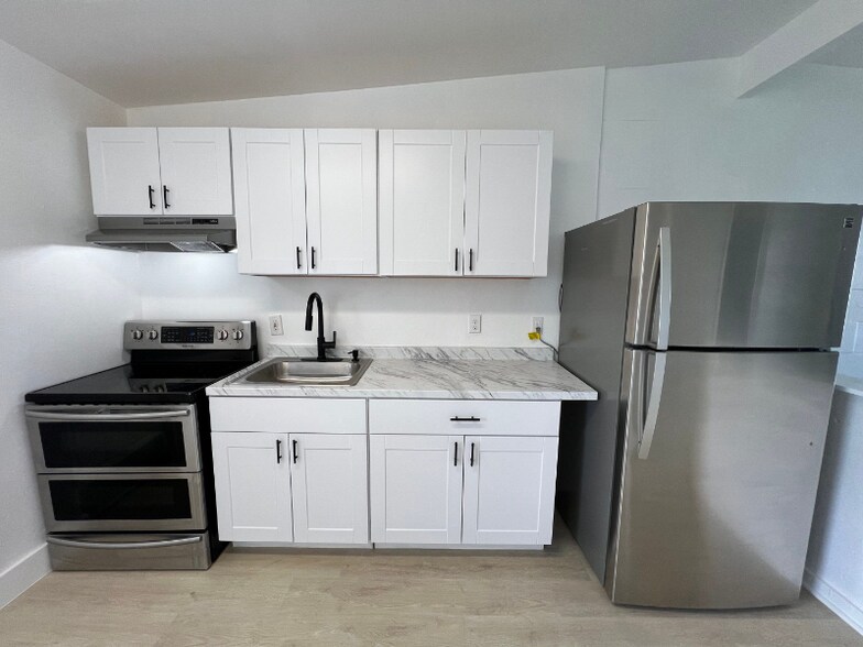 Building Photo - 320 NE 13th Ave