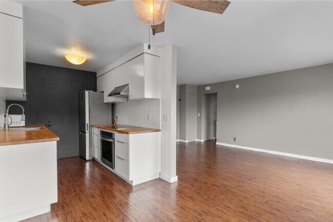 Building Photo - Hancock Park Condo
