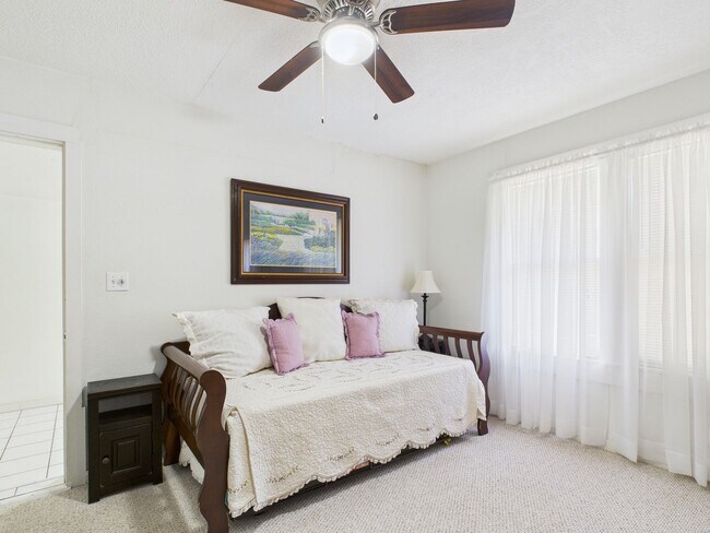 Building Photo - Quiet home in the central part of town