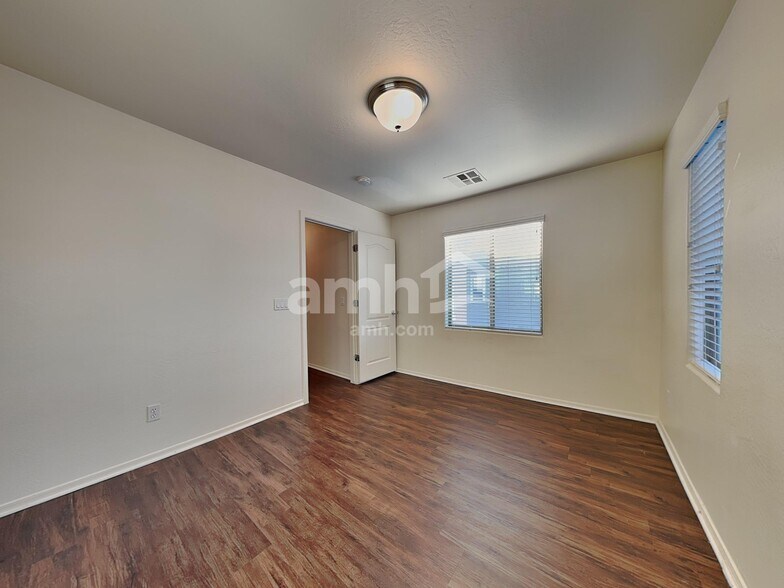 Building Photo - 2549 E Bart St