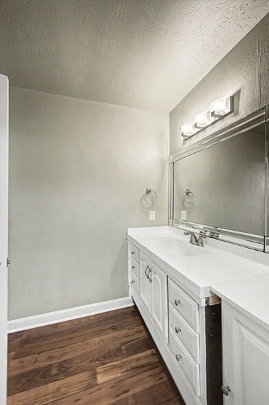 Building Photo - 709 Ashlawn Pl