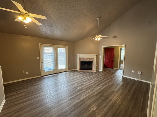 Building Photo - Captivating Townhome in Whisperwood