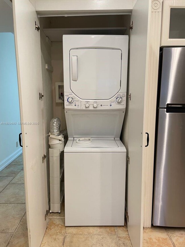 Building Photo - 3141 N Palm Aire Dr