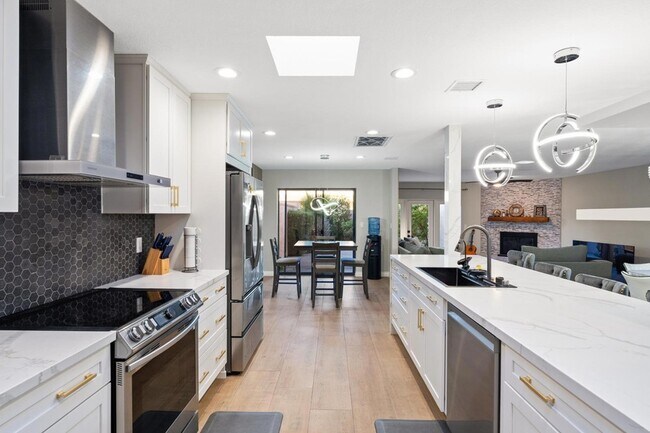 Building Photo - 8178 E Vía De La Escuela