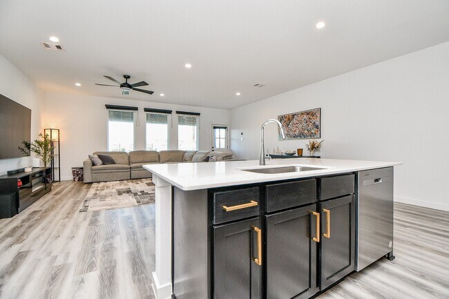 Building Photo - 2917 Skyline Mesa Dr