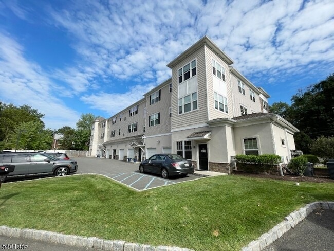 Building Photo - 5 W River Styx Rd