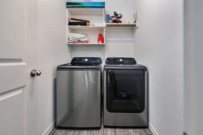 Building Photo - Stylish 4-bedroom home with quartz kitchen, luxury flooring, covered patio, and resort-style amen...