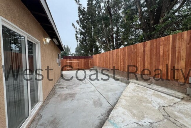 Building Photo - ***COMING SOON*** Spacious 4 bedroom 2.5 B...