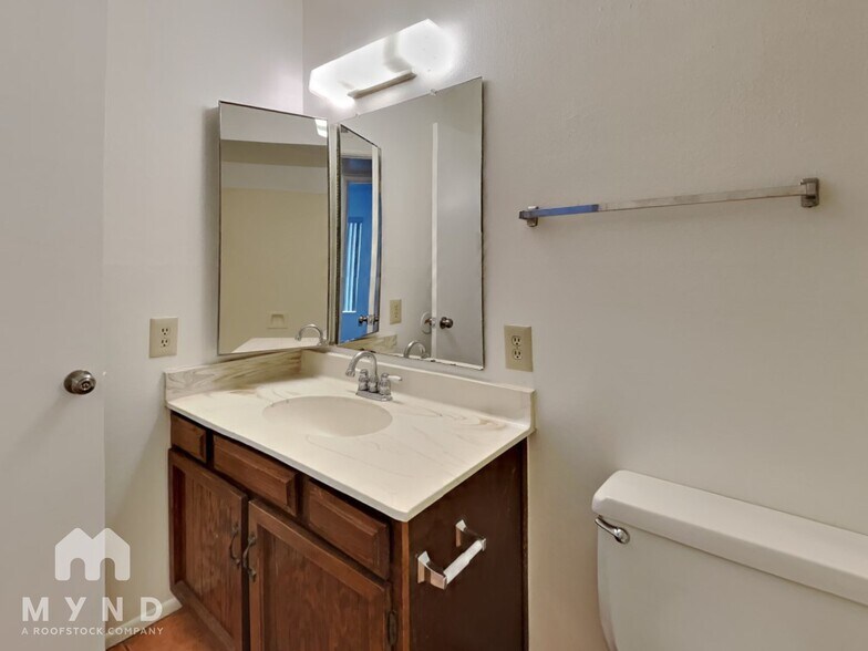 Building Photo - 3114 W Anderson Dr