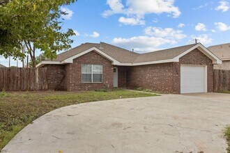 Building Photo - 1708 English Dr