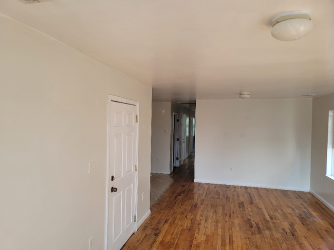 Building Photo - 323 E Jersey St