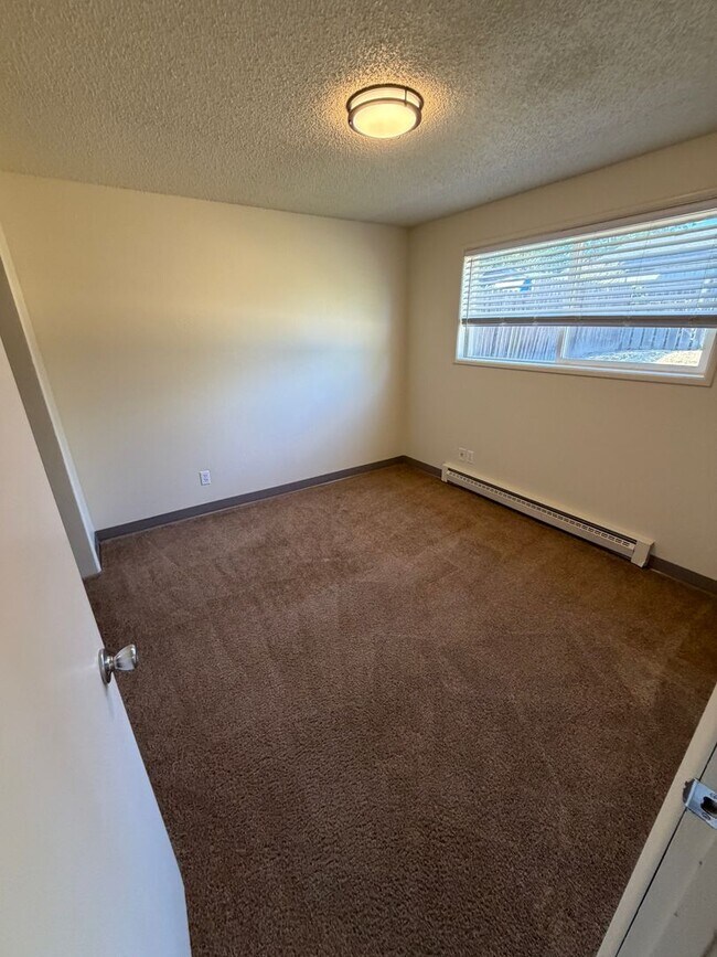 Building Photo - (473) Walnut Duplex - 2 Bedroom / 1 Bathroom