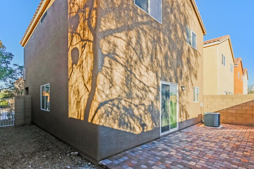 Building Photo - 8273 Oliver Twist Ln