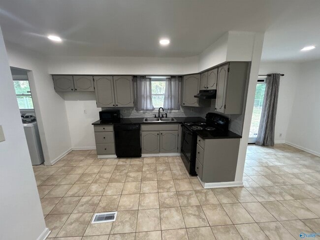 Building Photo - 6202 Valley Park Dr NW