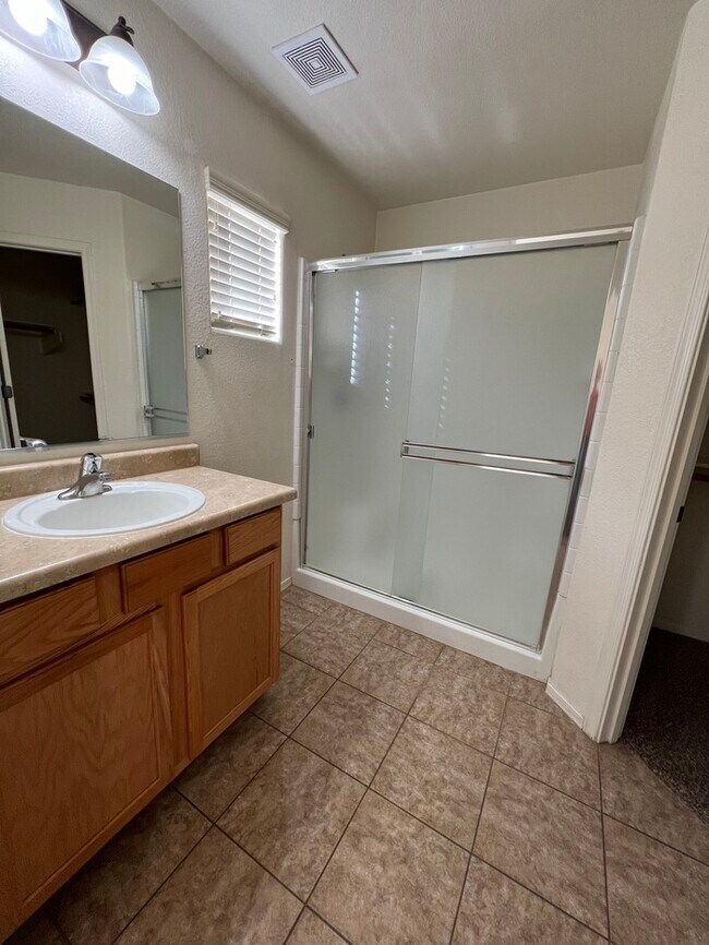 Building Photo - Townhome For Rent