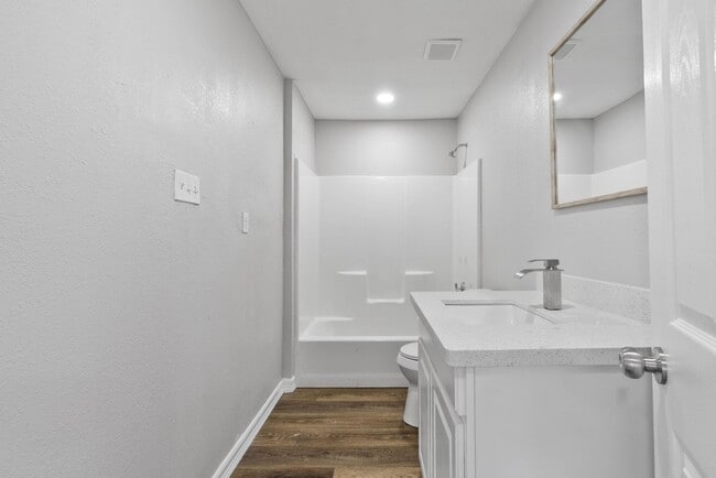 Building Photo - SPACIOUS TWO BEDROOM TWO BATH HOUSE!