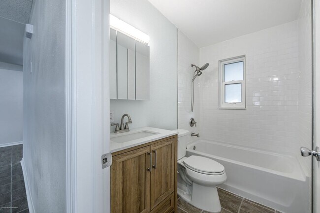 Building Photo - CLOSE TO HISTORIC DISTRICT AND PARKS