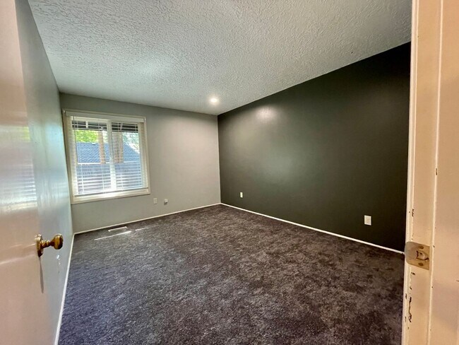 Building Photo - 15410 SW Peppermill Ct