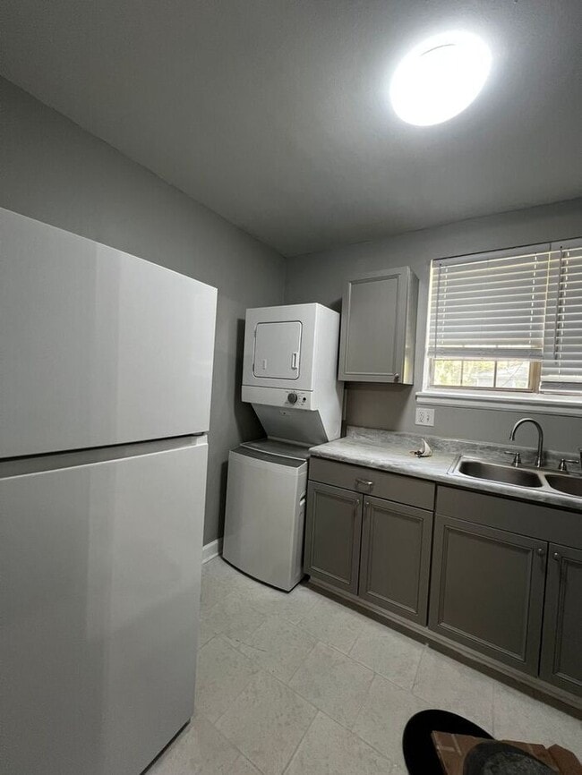 Building Photo - Cozy Up This Winter at Stonerose Apartments—Your Midtown Escape for Comfort, Convenience & Savings!