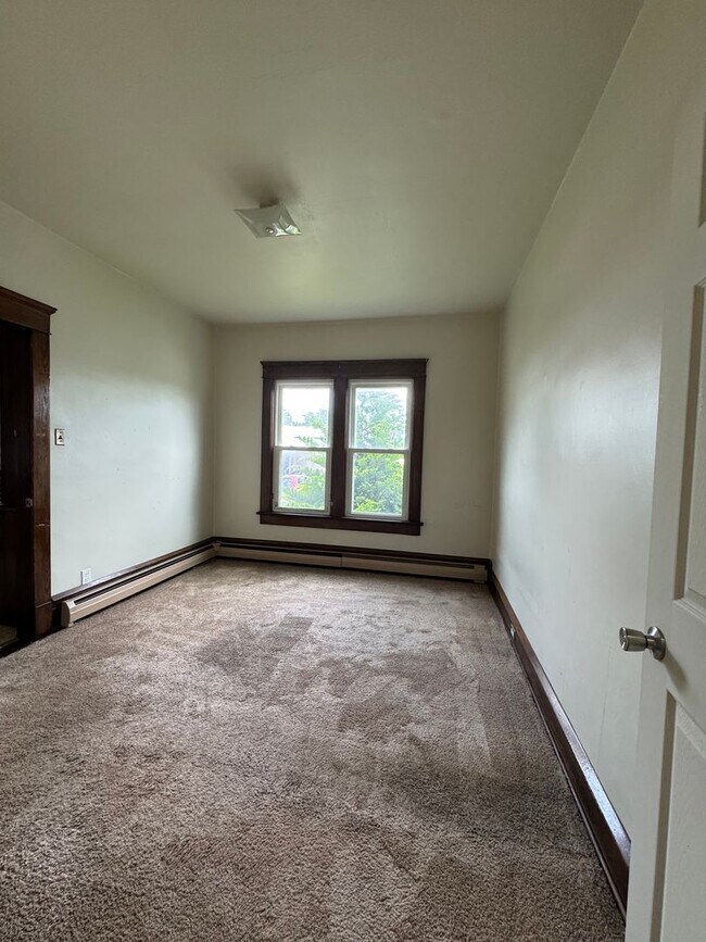 Building Photo - 2 bedroom available in Kingston!