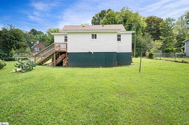 Building Photo - 2 Bed, 2 Bath Fully Renovated Home Available in Greenville