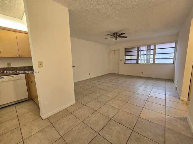 Building Photo - 824 Twin Lakes Dr