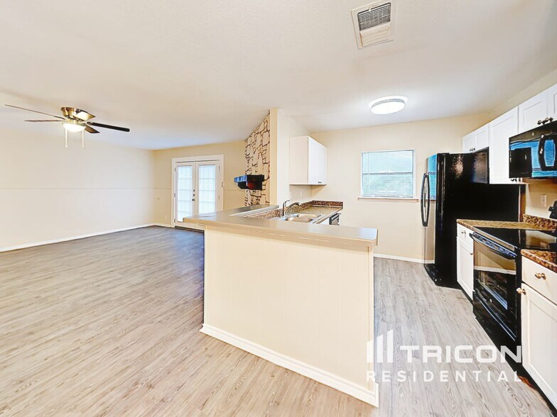 Building Photo - 827 Thornedike Dr