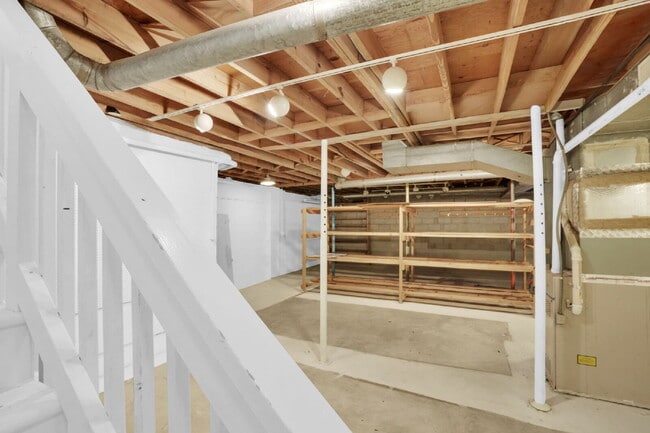 Building Photo - NOT YOUR AVERAGE 4 BEDROOM HOUSE!