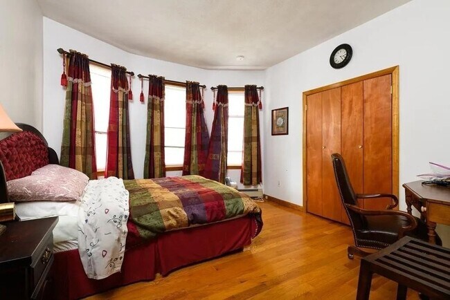 Building Photo - 465 Windsor St