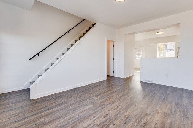 Building Photo - AVAILABLE NOW - Beautiful 3 Bedroom Home w...
