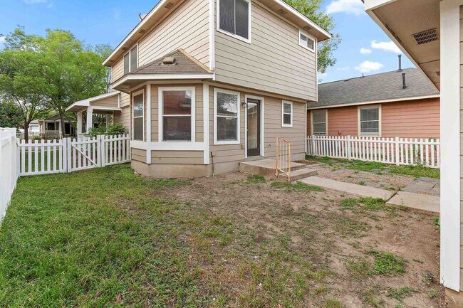 Building Photo - Plum Creek - 3 Bedroom / 2.5 Bathroom Home - 2 Car Garage - Fenced Backyard