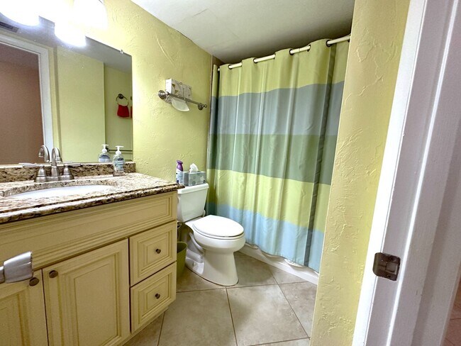 Building Photo - STUNNING SEASONAL 2/2 CORNER CONDO WITH OV...