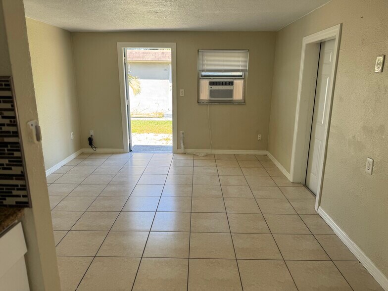 Building Photo - 2495 Bayside St