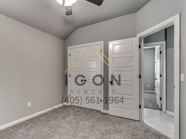 Building Photo - 4512 Oasis Ln