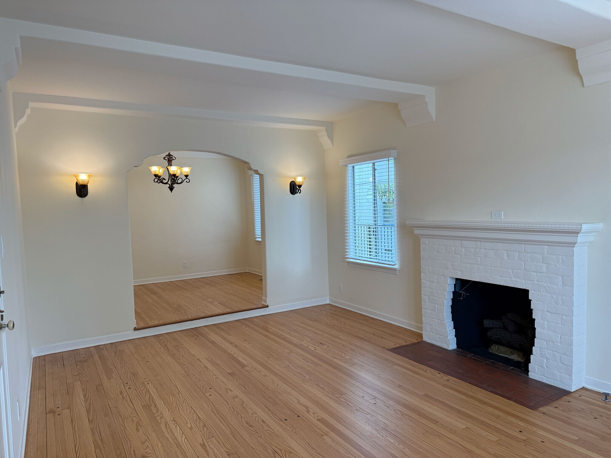 Building Photo - 617 W Glenoaks Blvd