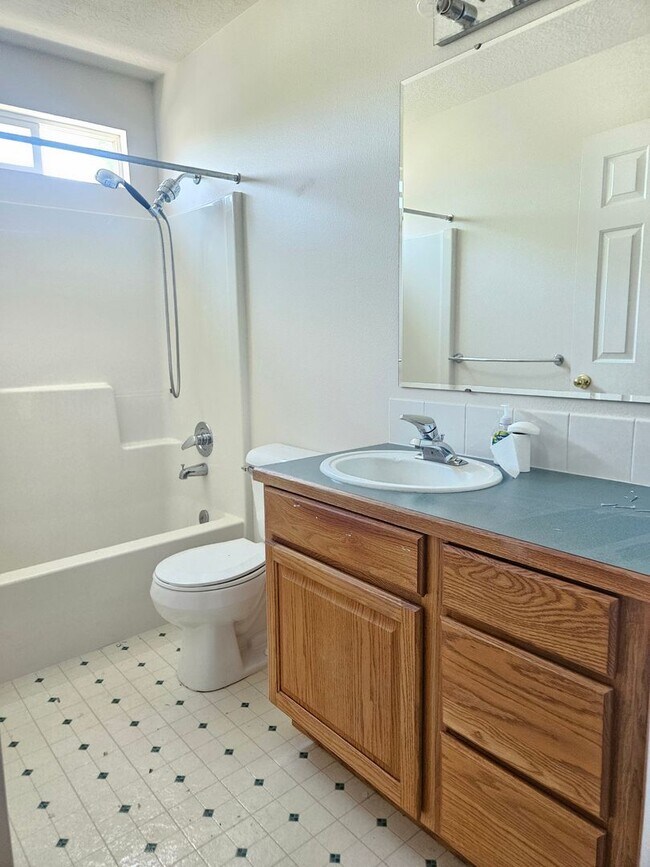 Building Photo - 4 Bedroom 2.5 Bathroom Desireable Merdian Neighborhood