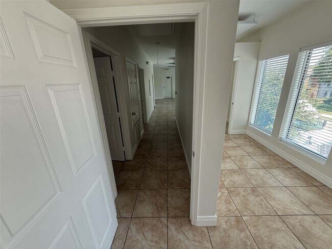 Building Photo - 2724 Crossview Dr