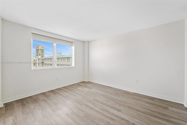 Building Photo - 910 West Ave