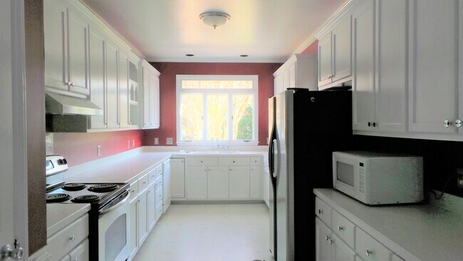 Building Photo - ~~ Charming Cape Cod ~~