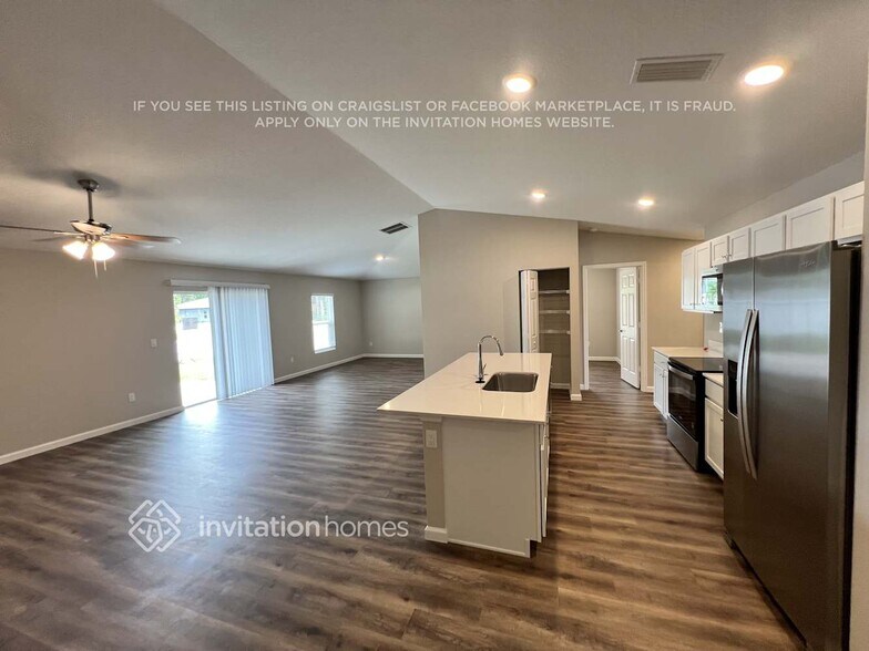 Building Photo - 1702 SW Airoso Blvd
